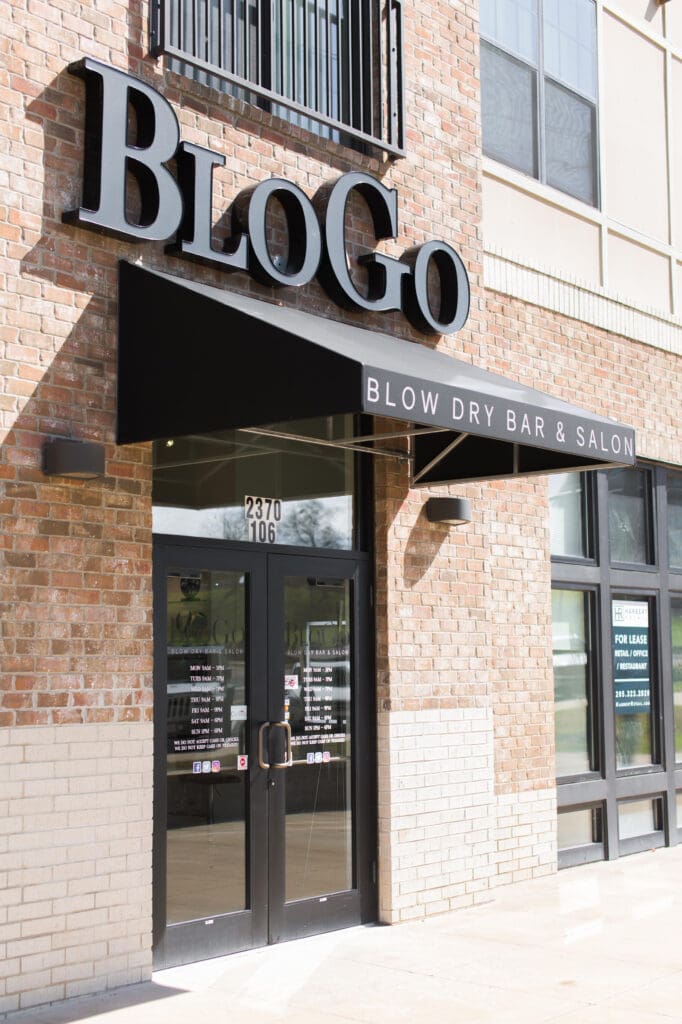 A building with a sign that says blogo.